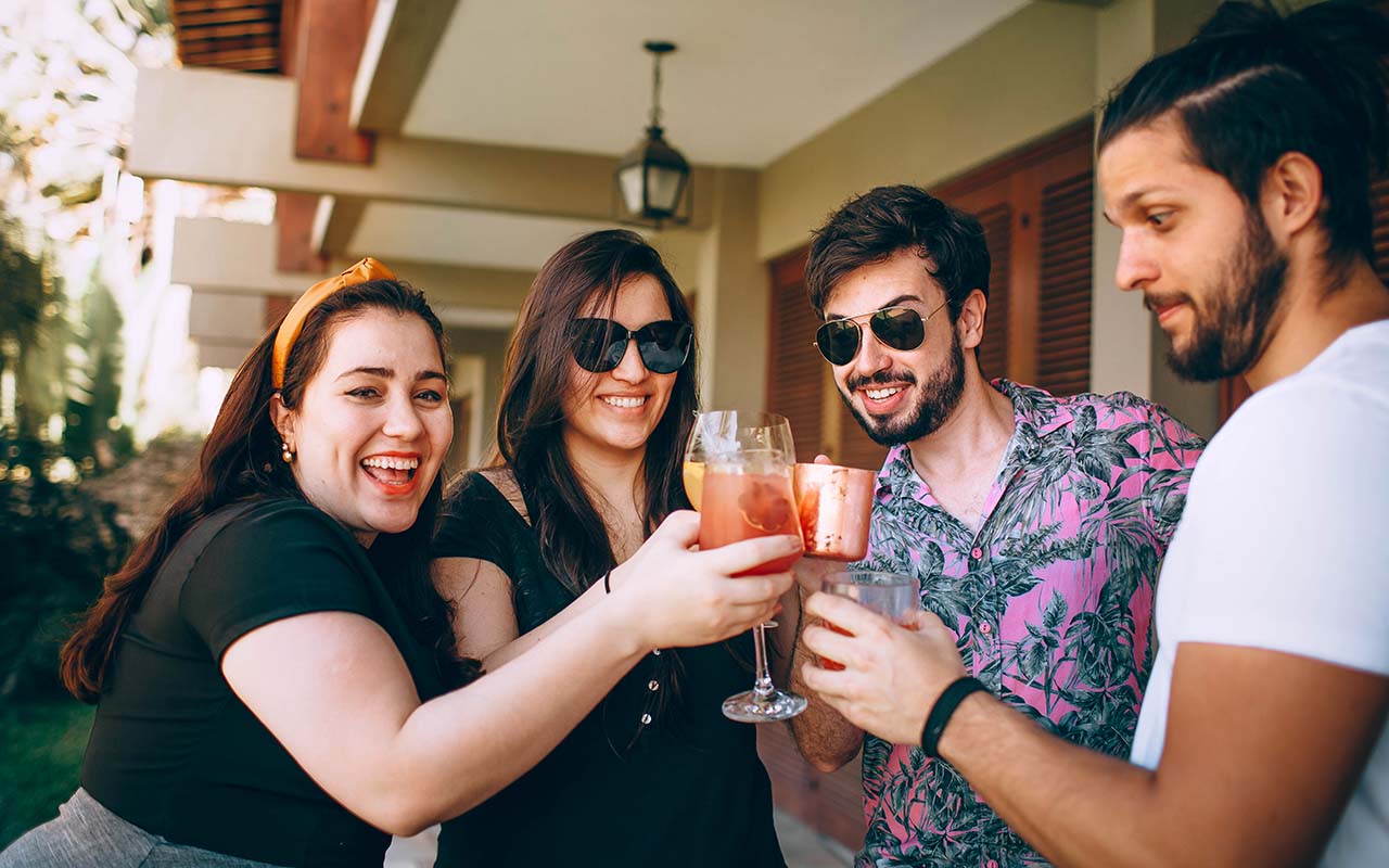 aperitivo in vista dai un tocco di creativita al tuo look con una sciarpa speciale