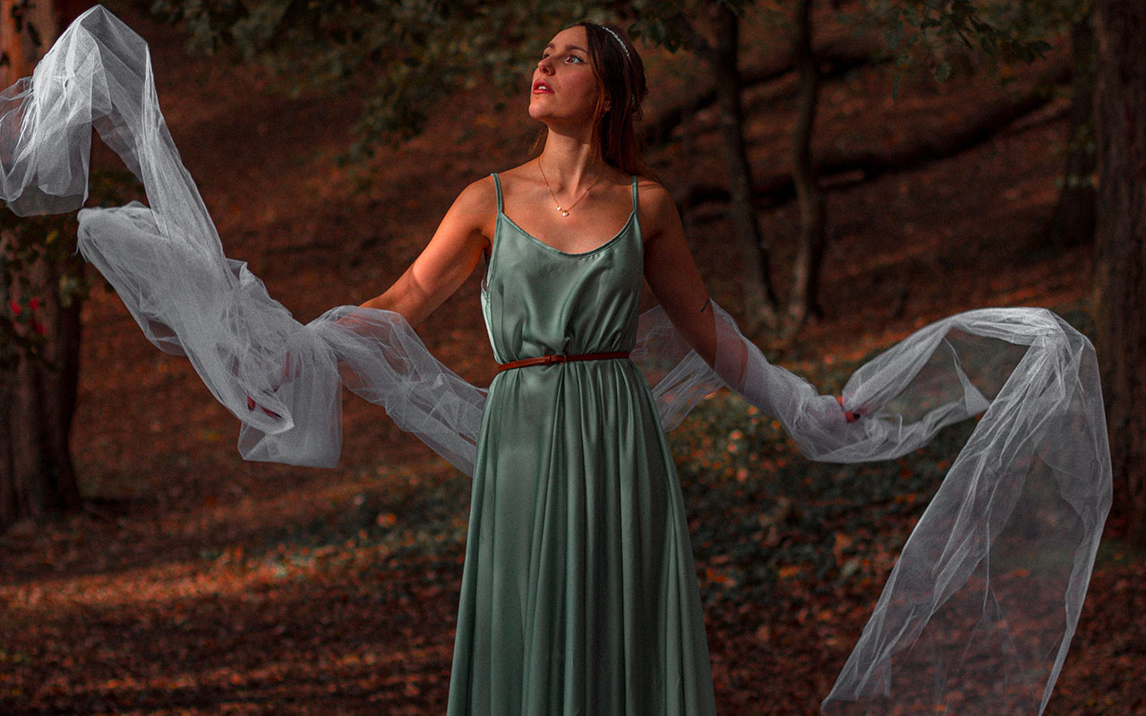 come indossare una stola su un abito elegante